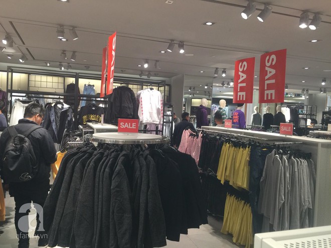 H&M sale 50% nhưng tìm được đồ để mua thì... hơi khó - Ảnh 12.