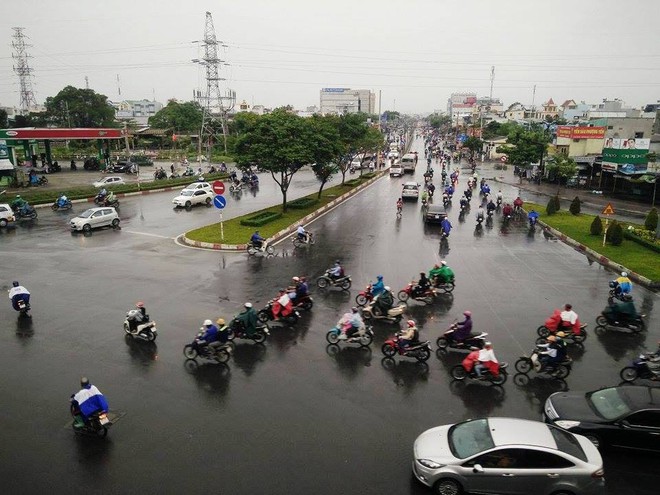 Ảnh hưởng của bão Tembin, người Sài Gòn chật vật đi làm trong mưa, nhiều học sinh đến trường mới biết được nghỉ học - Ảnh 3.