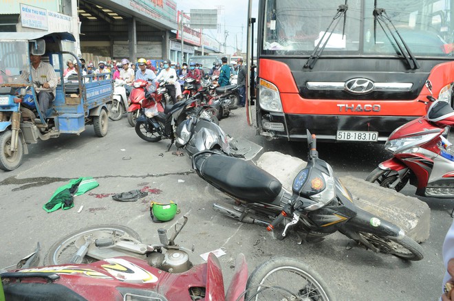 TP.HCM: Đang dừng chờ đèn đỏ, một loạt xe máy bất ngờ bị xe khách từ phía sau lao tới cuốn vào gầm - Ảnh 3. TP.HCM: Đang dừng chờ đèn đỏ, một loạt xe máy bất ngờ bị xe khách từ phía sau lao tới cuốn vào gầm - Ảnh 3.