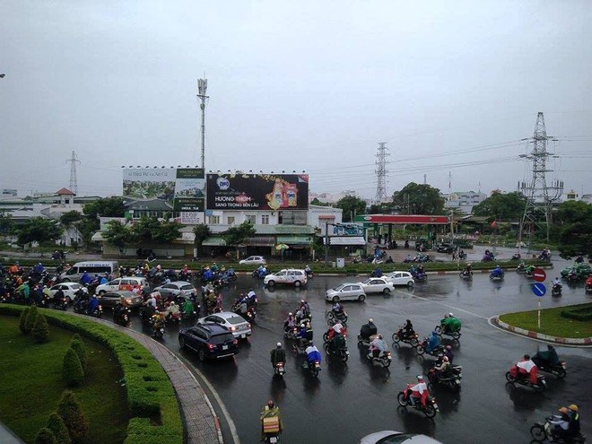 Ảnh hưởng của bão Tembin, người Sài Gòn chật vật đi làm trong mưa, nhiều học sinh đến trường mới biết được nghỉ học - Ảnh 4.