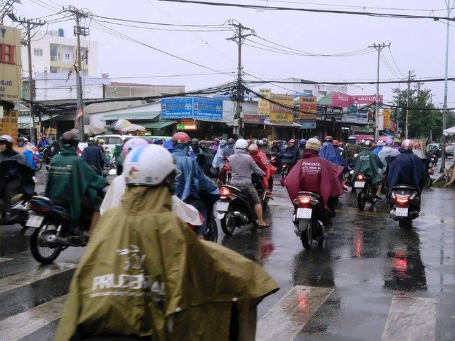 Ảnh hưởng của bão Tembin, người Sài Gòn chật vật đi làm trong mưa, nhiều học sinh đến trường mới biết được nghỉ học - Ảnh 5.