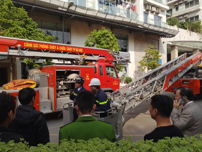 Hà Nội: Cháy lớn tại chung cư trên đường Hoàng Hoa Thám, người dân hoảng sợ sơ tán - Ảnh 9.