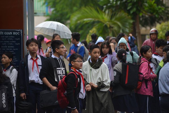 Ảnh hưởng của bão Tembin, người Sài Gòn chật vật đi làm trong mưa, nhiều học sinh đến trường mới biết được nghỉ học - Ảnh 9.