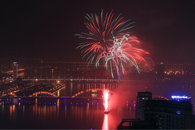 Pháo hoa rực rỡ trên bầu trời, người dân cả nước hào hứng đón chào năm mới 2018 - Ảnh 24.