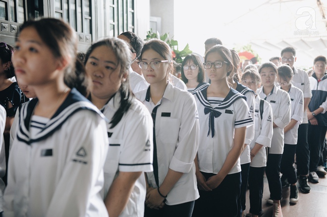 Những hình ảnh xúc động trong lễ tang nhà giáo Văn Như Cương - Ảnh 11. Những hình ảnh xúc động trong lễ tang nhà giáo Văn Như Cương - Ảnh 11.