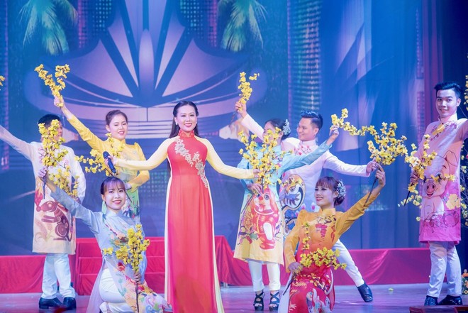 Trịnh Kim Chi hóa nữ hoàng, lộng lẫy váy áo bên đàn em  - Ảnh 7.