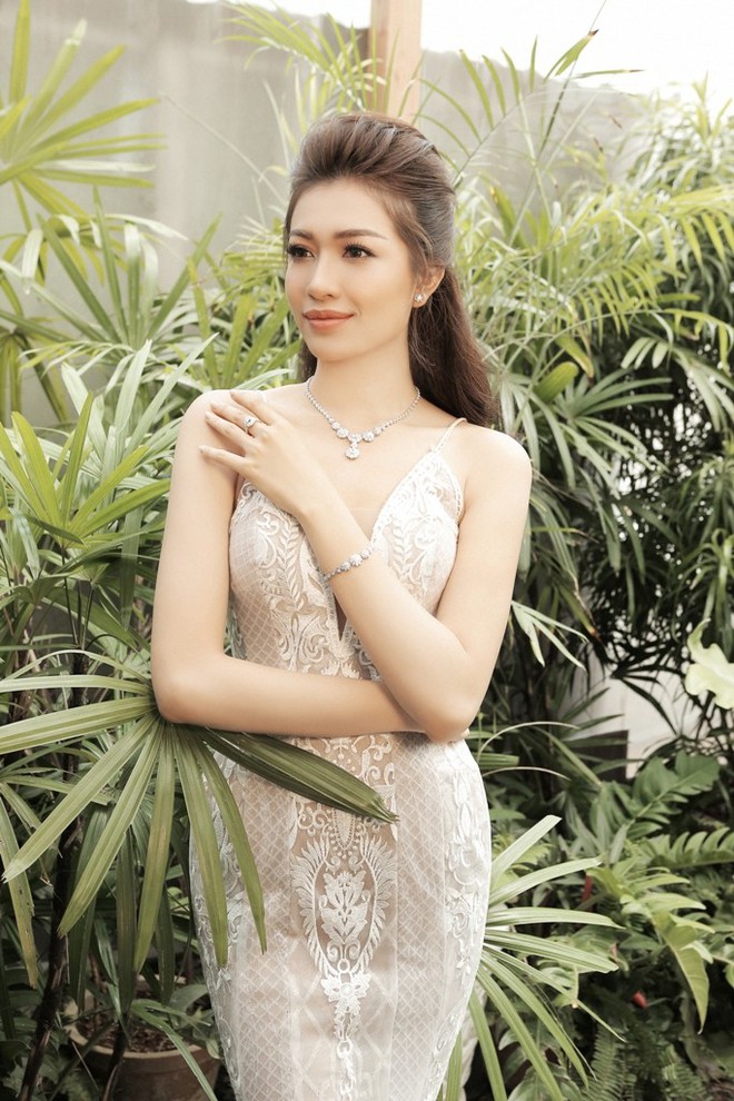 Tạm dừng Hoa hậu Hoàn vũ, Á hậu Lệ Hằng hóa cô dâu yêu kiều - Ảnh 1.