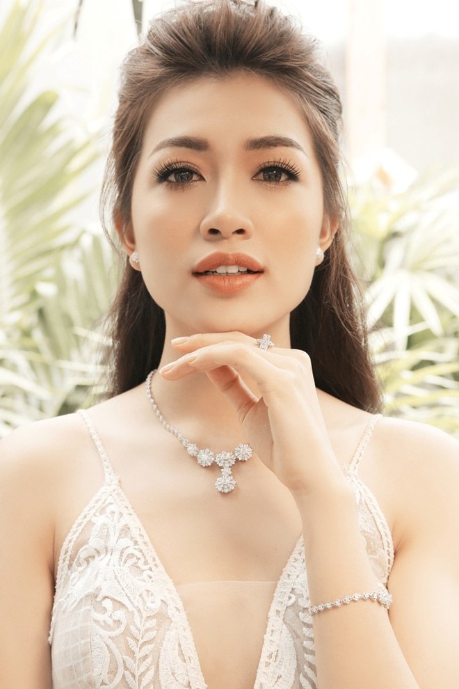 Tạm dừng Hoa hậu Hoàn vũ, Á hậu Lệ Hằng hóa cô dâu yêu kiều - Ảnh 2.