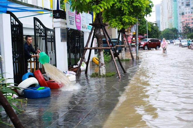 Ảnh hưởng của hoàn lưu bão số 2, Hà Nội mưa lớn, nhiều khu phố đã bị ngập - Ảnh 13.