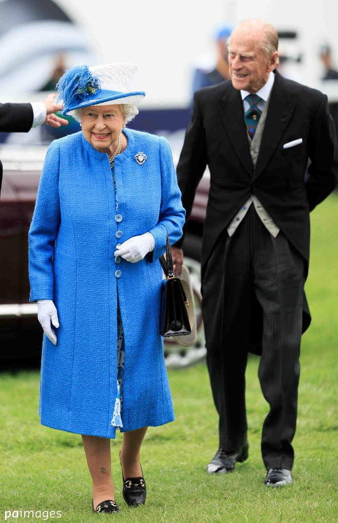 Những quy tắc hoàng gia nghiêm ngặt đằng sau trang phục chóe lọe của Nữ hoàng Anh - Ảnh 3.