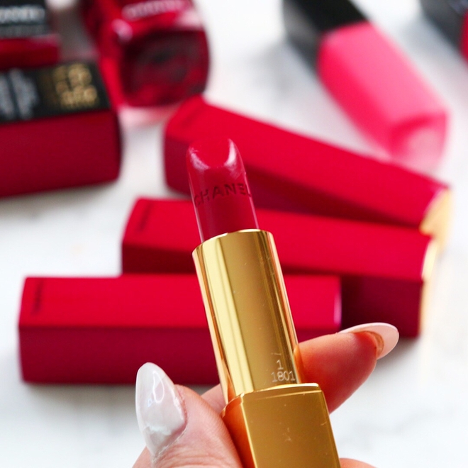 Học tập 3CE, Chanel cho ra mắt BST son đỏ đủ sắc độ khiến giới làm đẹp mất ăn mất ngủ - Ảnh 3. Học tập 3CE, Chanel cho ra mắt BST son đỏ đủ sắc độ khiến giới làm đẹp mất ăn mất ngủ - Ảnh 3.