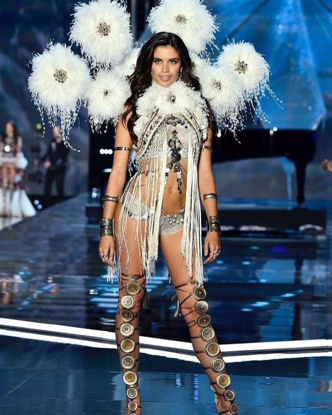 Victorias Secret show 2017 chính thức diễn ra: Các thiên thần sải bước đẹp xuất sắc tựa nữ thần - Ảnh 18. Victorias Secret show 2017 chính thức diễn ra: Các thiên thần sải bước đẹp xuất sắc tựa nữ thần - Ảnh 18.