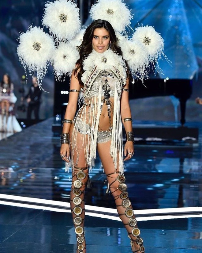 Victorias Secret show 2017 chính thức diễn ra: Các thiên thần sải bước đẹp xuất sắc tựa nữ thần - Ảnh 18.