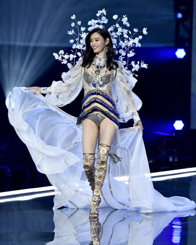 Victorias Secret show 2017 chính thức diễn ra: Các thiên thần sải bước đẹp xuất sắc tựa nữ thần - Ảnh 22. Victorias Secret show 2017 chính thức diễn ra: Các thiên thần sải bước đẹp xuất sắc tựa nữ thần - Ảnh 22.