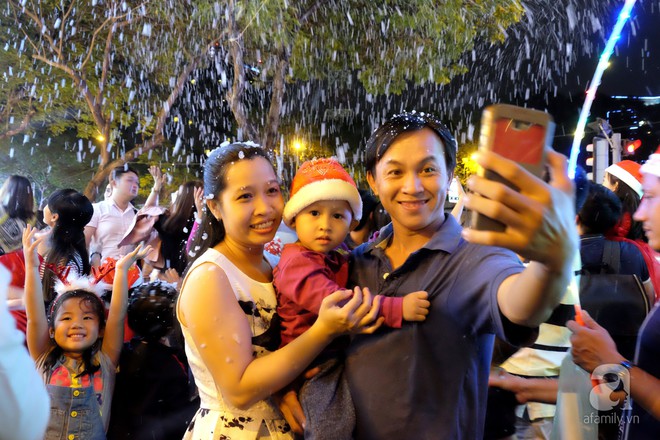 Cận kề Noel ở Sài Gòn: Nơi có “tuyết rơi” lung linh, nơi chi bạc triệu trang trí giáng sinh - Ảnh 11.
