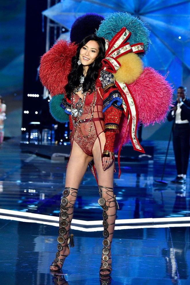 Victorias Secret show 2017 chính thức diễn ra: Các thiên thần sải bước đẹp xuất sắc tựa nữ thần - Ảnh 23. Victorias Secret show 2017 chính thức diễn ra: Các thiên thần sải bước đẹp xuất sắc tựa nữ thần - Ảnh 23.