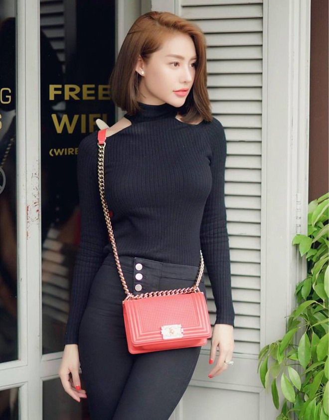 Street style tuần này: Angela Phương Trinh diện váy ôm già chát, Kỳ Duyên nổi bật vì dát hàng hiệu từ đầu tới chân - Ảnh 12. Street style tuần này: Angela Phương Trinh diện váy ôm già chát, Kỳ Duyên nổi bật vì dát hàng hiệu từ đầu tới chân - Ảnh 12.