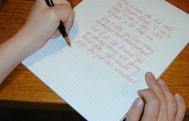 Không cho học sinh viết tay trái, cô giáo đánh mắng và viết giấy gửi về cho bố mẹ - Ảnh 3.