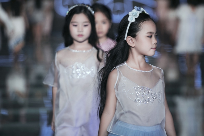 Gia đình MC Phan Anh diện áo dài cách tân kết màn Tuần lễ thời trang Thiếu nhi 2017 - Ảnh 1.