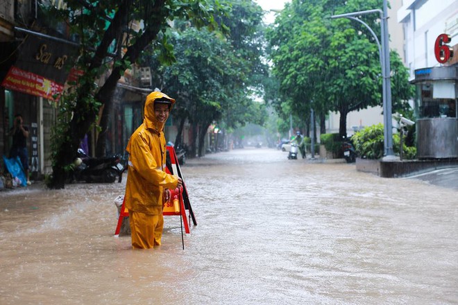 Ảnh hưởng của hoàn lưu bão số 2, Hà Nội mưa lớn, nhiều khu phố đã bị ngập - Ảnh 15.