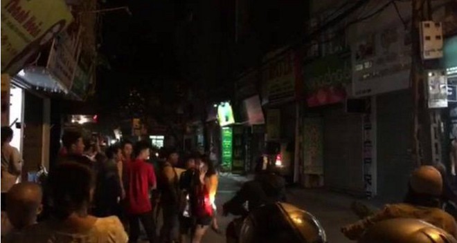 Hà Nội: Người dân hoảng loạn chứng kiến chiếc xe ô tô lao thẳng vào nhà hàng xóm - Ảnh 2.