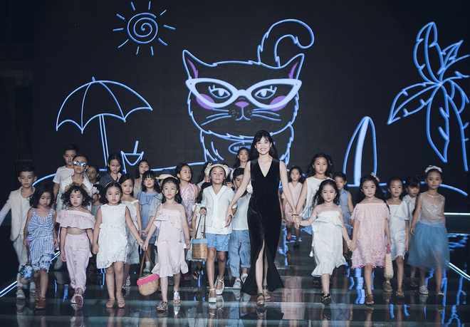 Gia đình MC Phan Anh diện áo dài cách tân kết màn Tuần lễ thời trang Thiếu nhi 2017 - Ảnh 15.