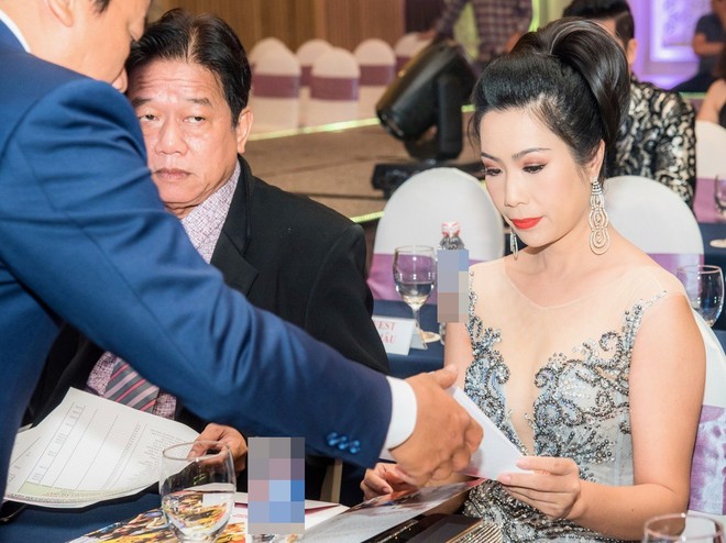Á hậu Trịnh Kim Chi đẹp mặn mà, khoe vẻ gợi cảm tuổi 46 - Ảnh 1.