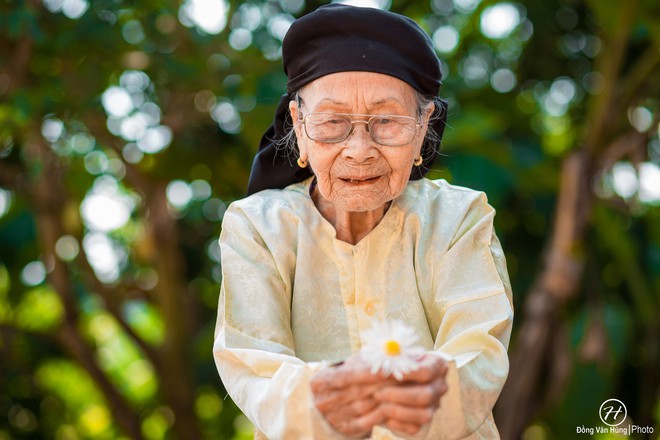 Cô người mẫu 99 tuổi đẹp long lanh trong bộ ảnh với những cánh cúc họa mi cuối mùa - Ảnh 8.