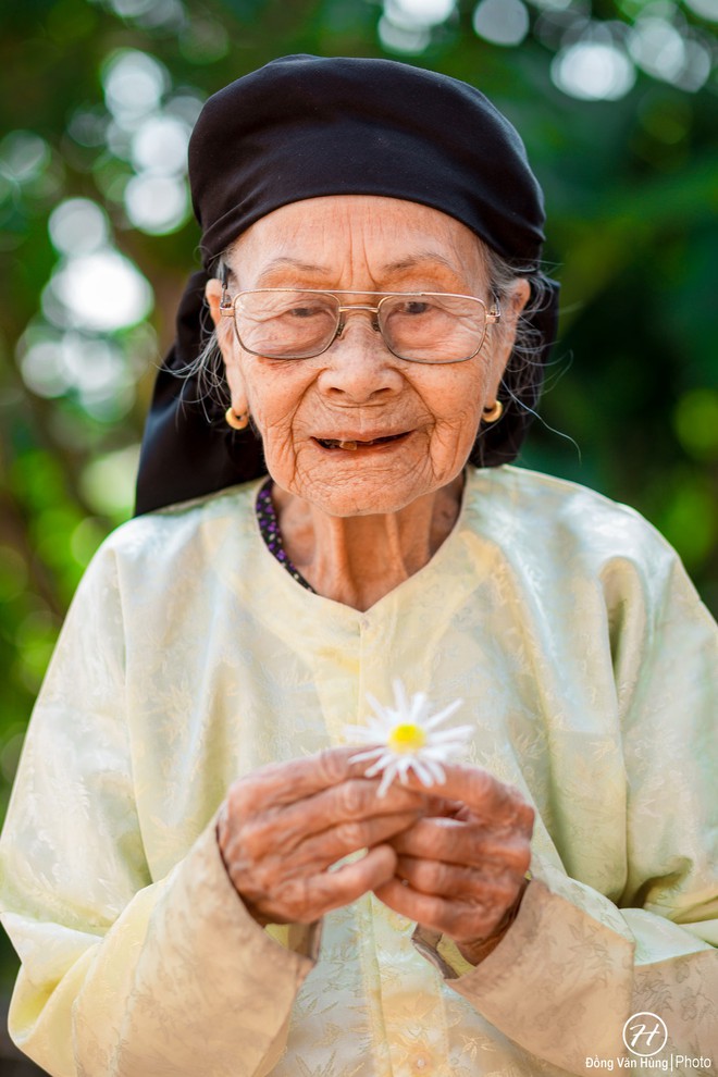 Cô người mẫu 99 tuổi đẹp long lanh trong bộ ảnh với những cánh cúc họa mi cuối mùa - Ảnh 7.