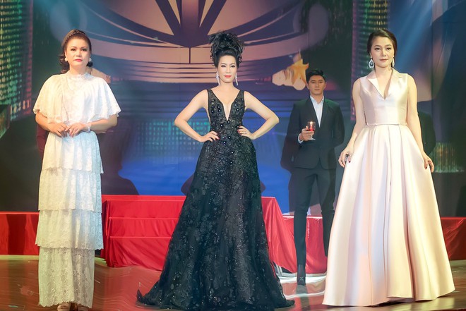 Trịnh Kim Chi hóa nữ hoàng, lộng lẫy váy áo bên đàn em  - Ảnh 2.