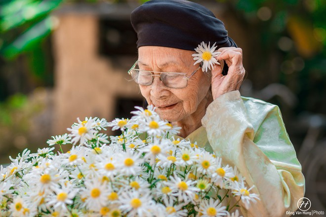 Cô người mẫu 99 tuổi đẹp long lanh trong bộ ảnh với những cánh cúc họa mi cuối mùa - Ảnh 5.