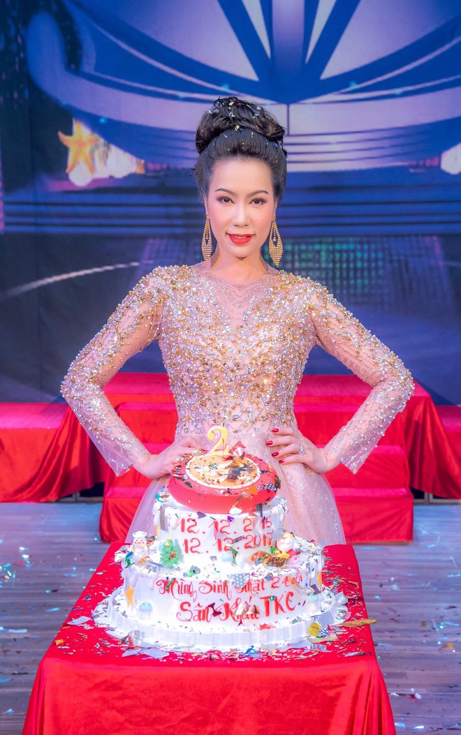 Trịnh Kim Chi hóa nữ hoàng, lộng lẫy váy áo bên đàn em  - Ảnh 6.