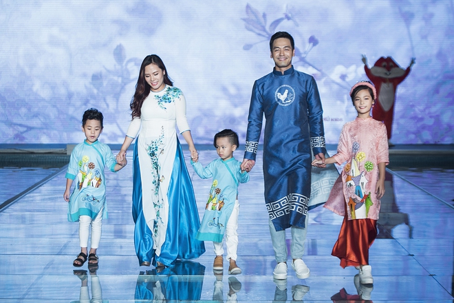 Gia đình MC Phan Anh diện áo dài cách tân kết màn Tuần lễ thời trang Thiếu nhi 2017 - Ảnh 16.