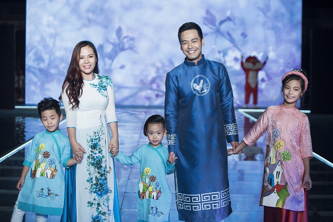 Gia đình MC Phan Anh diện áo dài cách tân kết màn Tuần lễ thời trang Thiếu nhi 2017 - Ảnh 17.