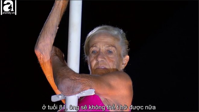 Cụ bà 81 tuổi khiến người xem thót tim khi đu mình giữa không trung trên cây cột cao 26m - Ảnh 3.