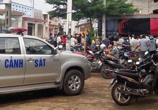 Đồng Nai: Nghi án chồng dùng dao giết vợ rồi tự tử bằng thuốc trừ sâu - Ảnh 2. Đồng Nai: Nghi án chồng dùng dao giết vợ rồi tự tử bằng thuốc trừ sâu - Ảnh 2.