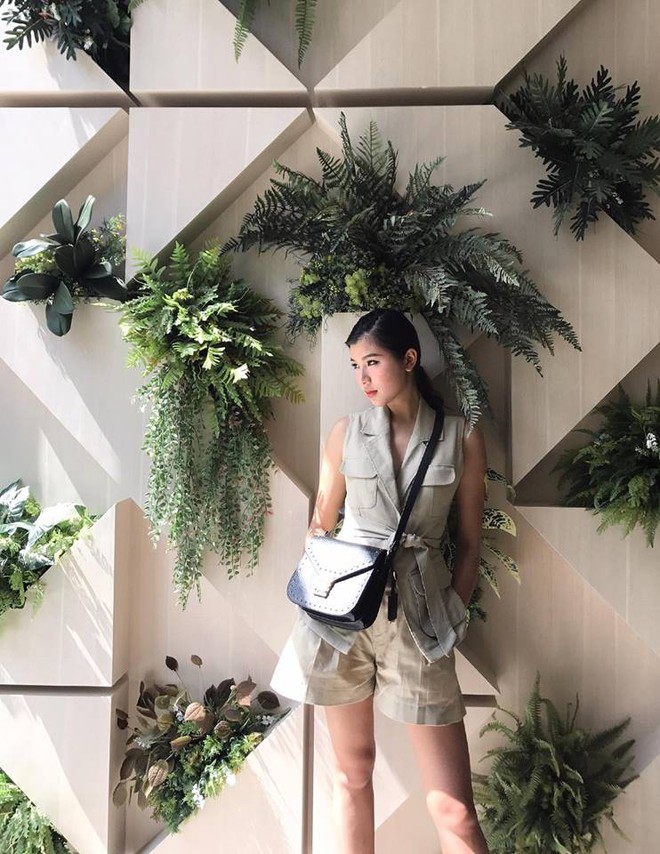 Street style tuần này: Angela Phương Trinh diện váy ôm già chát, Kỳ Duyên nổi bật vì dát hàng hiệu từ đầu tới chân - Ảnh 14. Street style tuần này: Angela Phương Trinh diện váy ôm già chát, Kỳ Duyên nổi bật vì dát hàng hiệu từ đầu tới chân - Ảnh 14.