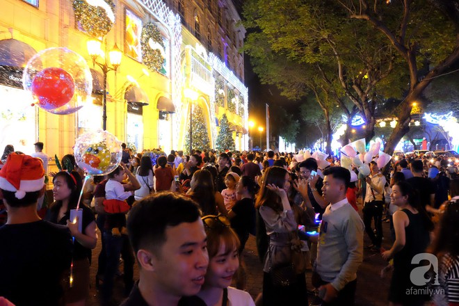 Cận kề Noel ở Sài Gòn: Nơi có “tuyết rơi” lung linh, nơi chi bạc triệu trang trí giáng sinh - Ảnh 12. Cận kề Noel ở Sài Gòn: Nơi có “tuyết rơi” lung linh, nơi chi bạc triệu trang trí giáng sinh - Ảnh 12.
