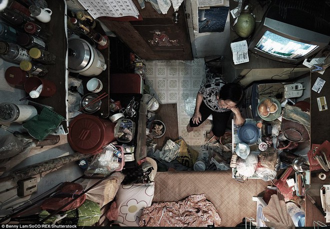 Số phận những người nghèo ở Hong Kong: ngủ không được duỗi thẳng chân, nấu ăn bên cạnh bồn cầu - Ảnh 10.