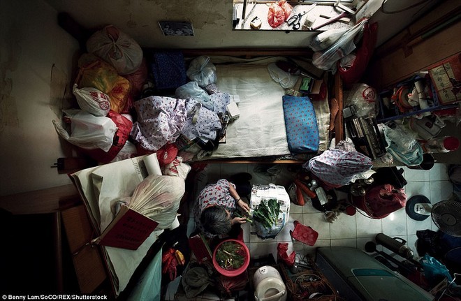 Số phận những người nghèo ở Hong Kong: ngủ không được duỗi thẳng chân, nấu ăn bên cạnh bồn cầu - Ảnh 13.