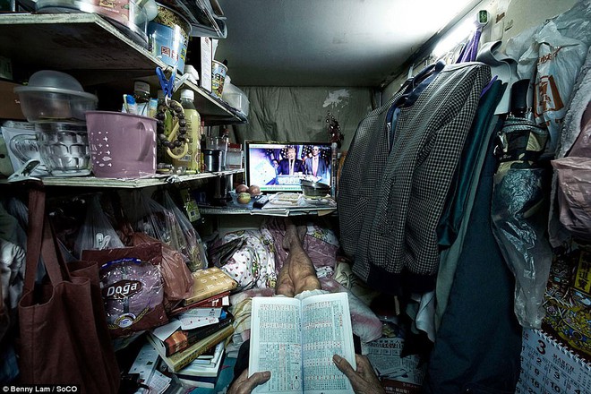 Số phận những người nghèo ở Hong Kong: ngủ không được duỗi thẳng chân, nấu ăn bên cạnh bồn cầu - Ảnh 18.