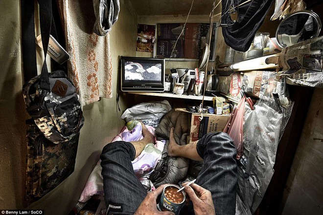 Số phận những người nghèo ở Hong Kong: ngủ không được duỗi thẳng chân, nấu ăn bên cạnh bồn cầu - Ảnh 19.