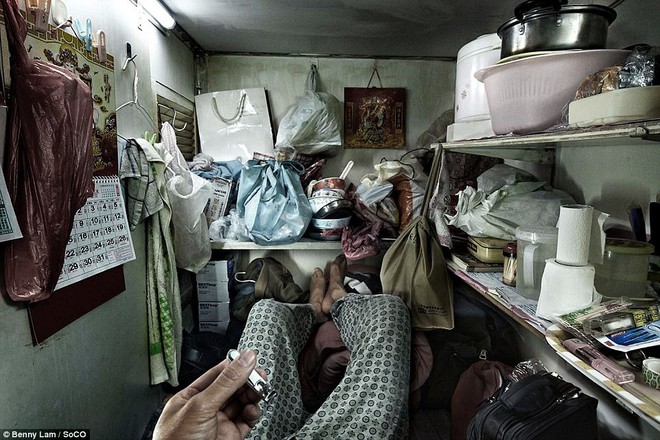Số phận những người nghèo ở Hong Kong: ngủ không được duỗi thẳng chân, nấu ăn bên cạnh bồn cầu - Ảnh 20.