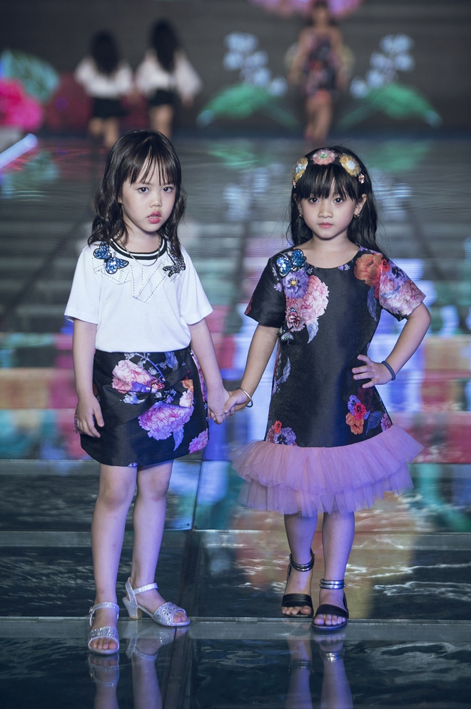Gia đình MC Phan Anh diện áo dài cách tân kết màn Tuần lễ thời trang Thiếu nhi 2017 - Ảnh 37.