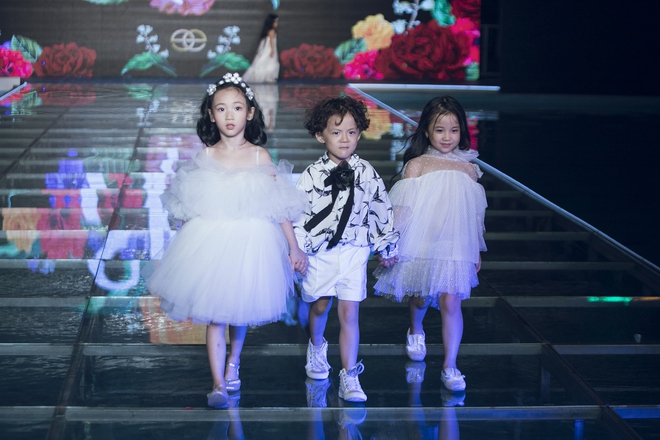 Gia đình MC Phan Anh diện áo dài cách tân kết màn Tuần lễ thời trang Thiếu nhi 2017 - Ảnh 45.