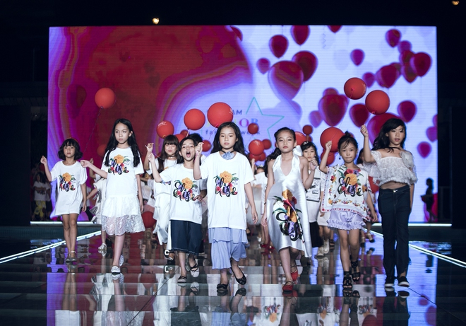 Gia đình MC Phan Anh diện áo dài cách tân kết màn Tuần lễ thời trang Thiếu nhi 2017 - Ảnh 46.