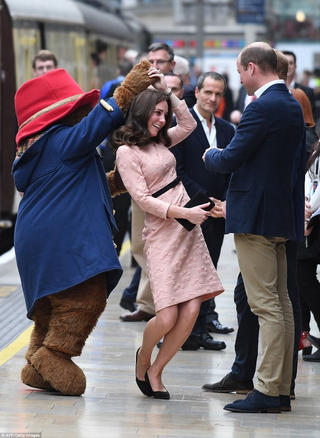 Công nương Kate bất ngờ xuất hiện rạng rỡ, khiêu vũ trên sân ga London - Ảnh 7.