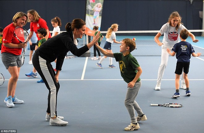 Bụng bầu đã lùm lùm, Công nương Kate vẫn diện đồ thể thao, chơi tennis nhẹ như bay - Ảnh 8.