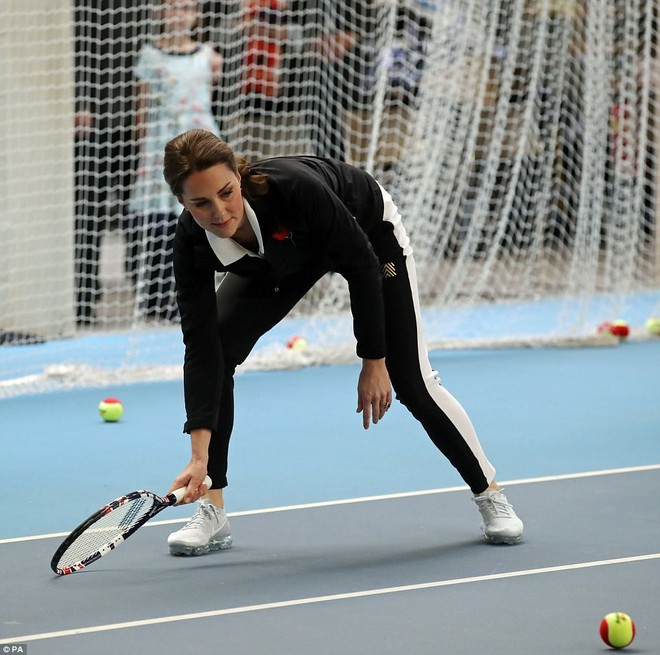 Bụng bầu đã lùm lùm, Công nương Kate vẫn diện đồ thể thao, chơi tennis nhẹ như bay - Ảnh 6.