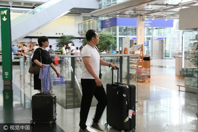 Lưu Khải Uy hồ hởi ra sân bay đón bố mẹ vợ sang sinh nhật cháu gái - Ảnh 2.